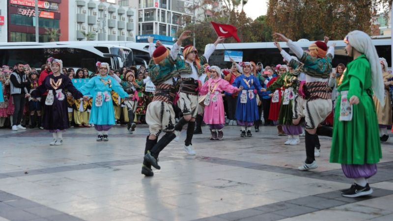 Denizli'de Halk Oyunları Türkiye Şampiyana Başladı