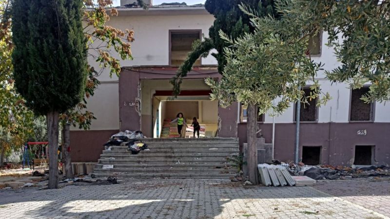 Okul Bahçesindeki Metruk Bina Tehlike Saçıyor 