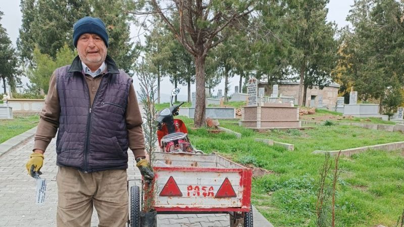 Çivril’de İki Emekli, Emeklilik Günlerini Mezarlığa Ağaç Dikerek Değerlendiriyor