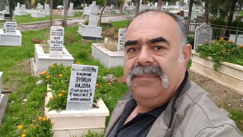 Çivril’de İki Emekli, Emeklilik Günlerini Mezarlığa Ağaç Dikerek Değerlendiriyor