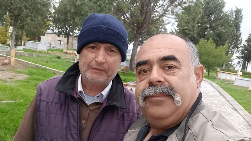 Çivril’de İki Emekli, Emeklilik Günlerini Mezarlığa Ağaç Dikerek Değerlendiriyor