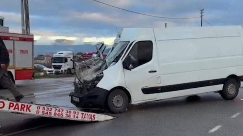 Denizli’de Minibüs Kamyona Çarptı!