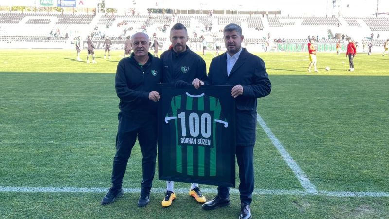 Denizlispor Takım Kaptanı Gökhan Süzen'e, 100. Maçına Özel Forma Takdim Edildi