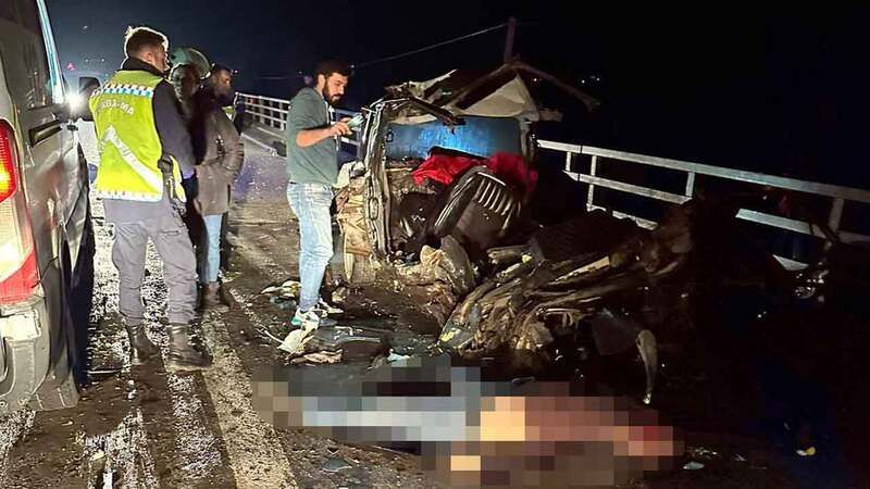 Korkunç Kaza: Otomobil İkiye Bölündü 2 Ölü 3 Ağır Yaralı! 