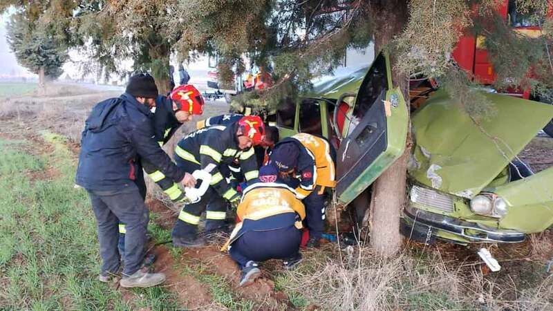 Acıpayam İlçesinde Bir Araç Ağaca Çarptı: 2 Yaralı