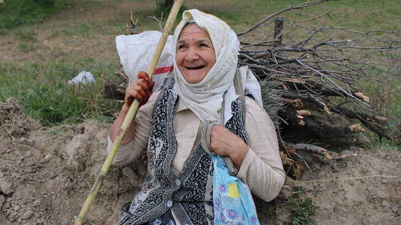 65 Yaşındaki Emine Teyze, Hasta Eşi Üşümesin Diye Dağlardan Odun Taşıyor