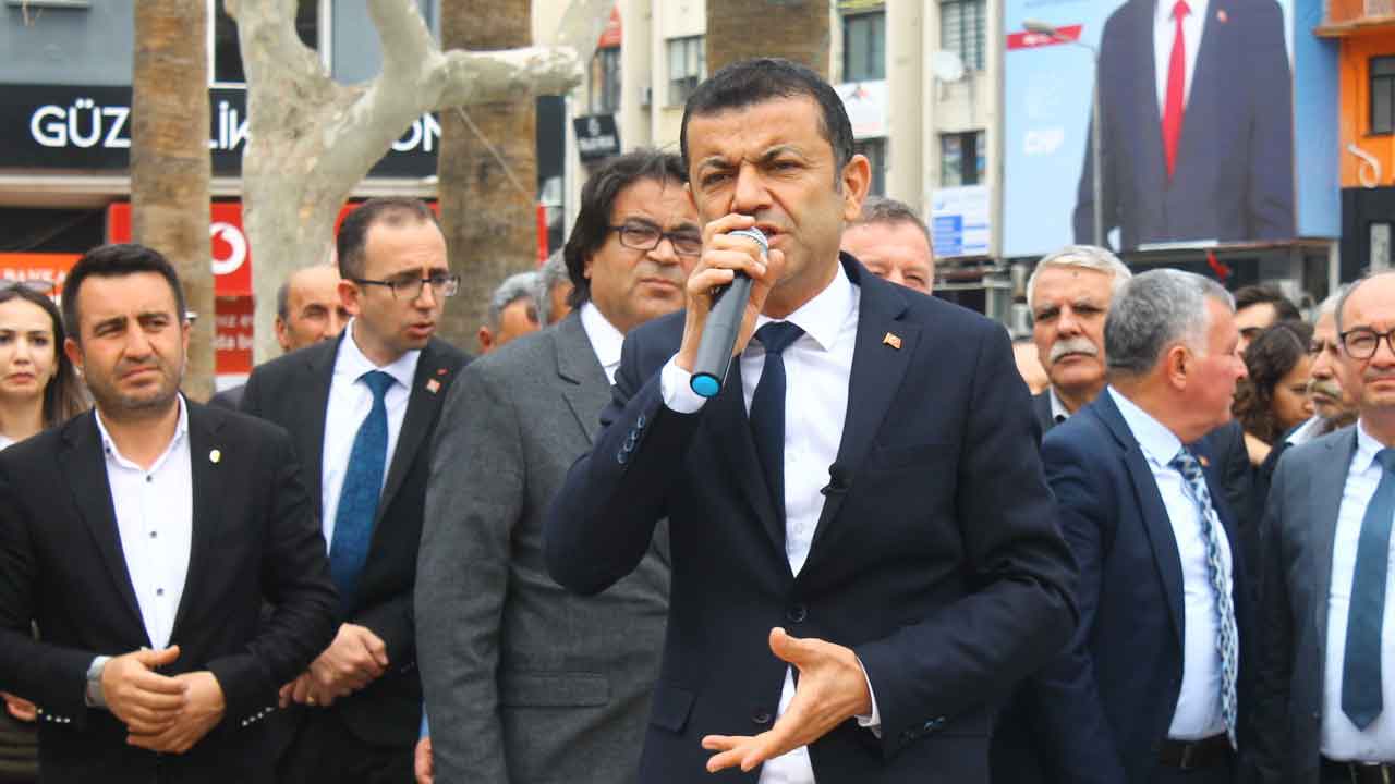 Cumhuriyet Halk Partisi İl Başkanlığı 19 Ilçe Ve Belediye Başkan Adaylarıyla Bugün 15 Temmuz Şehitler  Meydanı’nda Oturma Eylemi Gerçekleştirdi. 