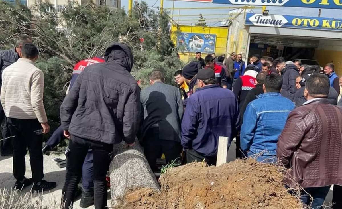 Burdur Belediye Baskan Adayinin Ustune Agac Devrildi2