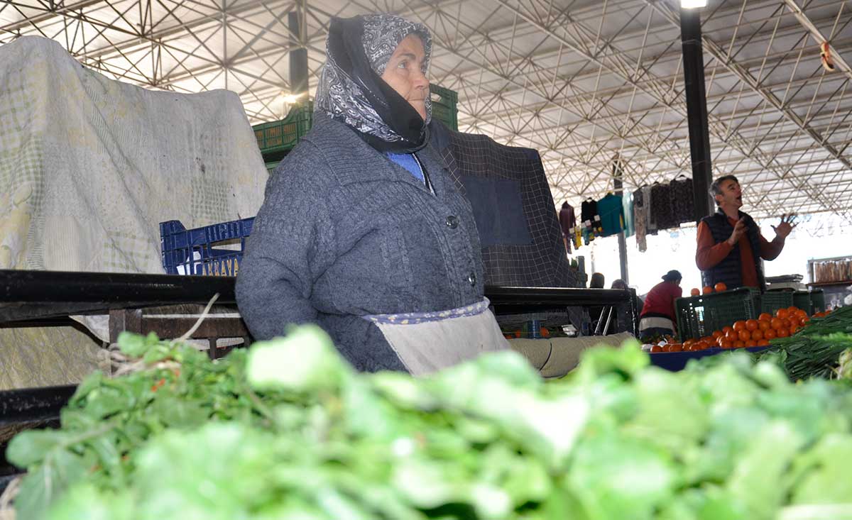 Denizli Pazarında Yeşillik Bolluğu