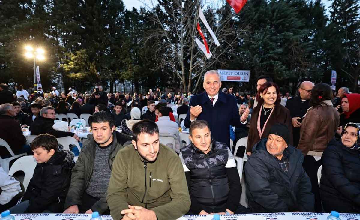 Denizli Buyuksehir Belediyesi Yenisehirde Iftar Sofrasi Kurdu