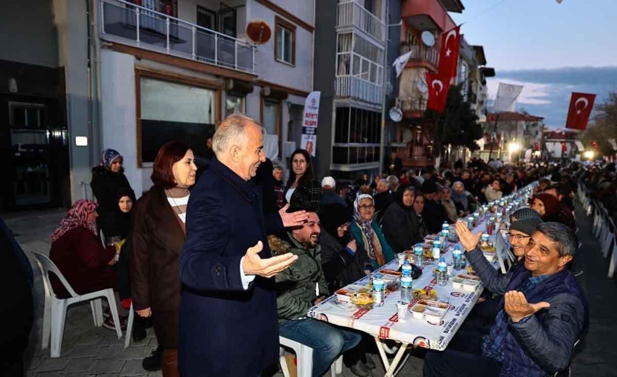 Denizli Buyuksehir Belediyesinden Akkonak Mahallesine Iftar Yemegi