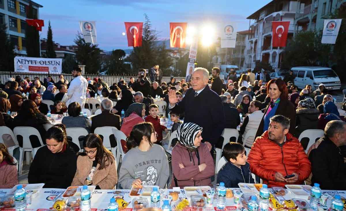 Denizli Buyuksehir Belediyesinden Zeytinkoye Iftar Sofrasi