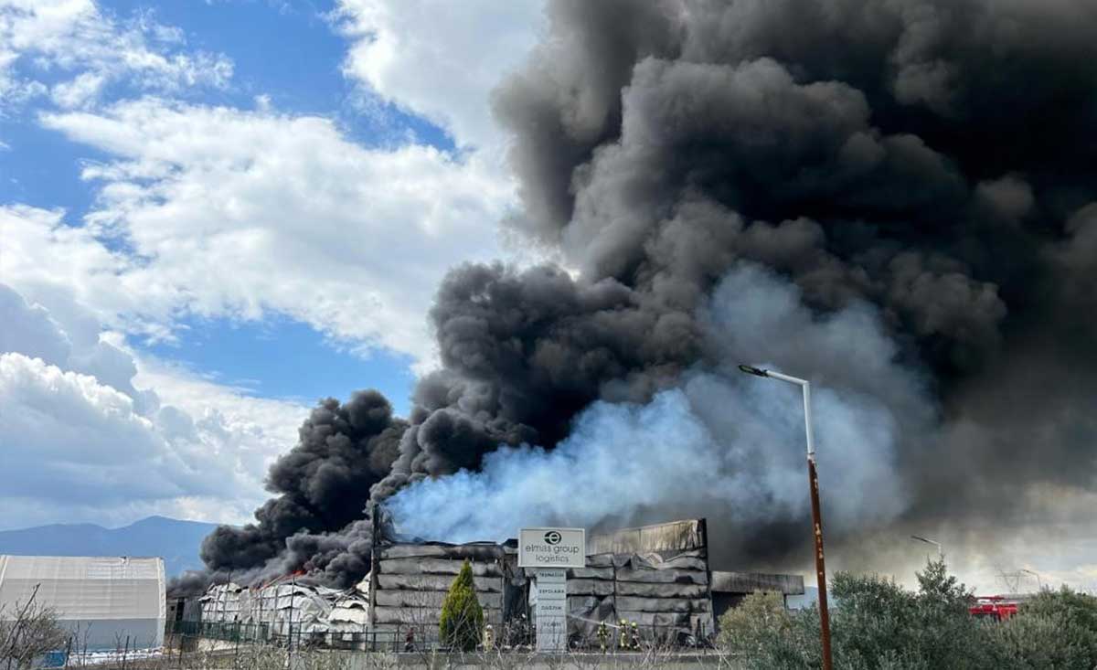 İzmir’de Saatlerdir Süren Yangın İçin 16 İtfaiye Görevde4