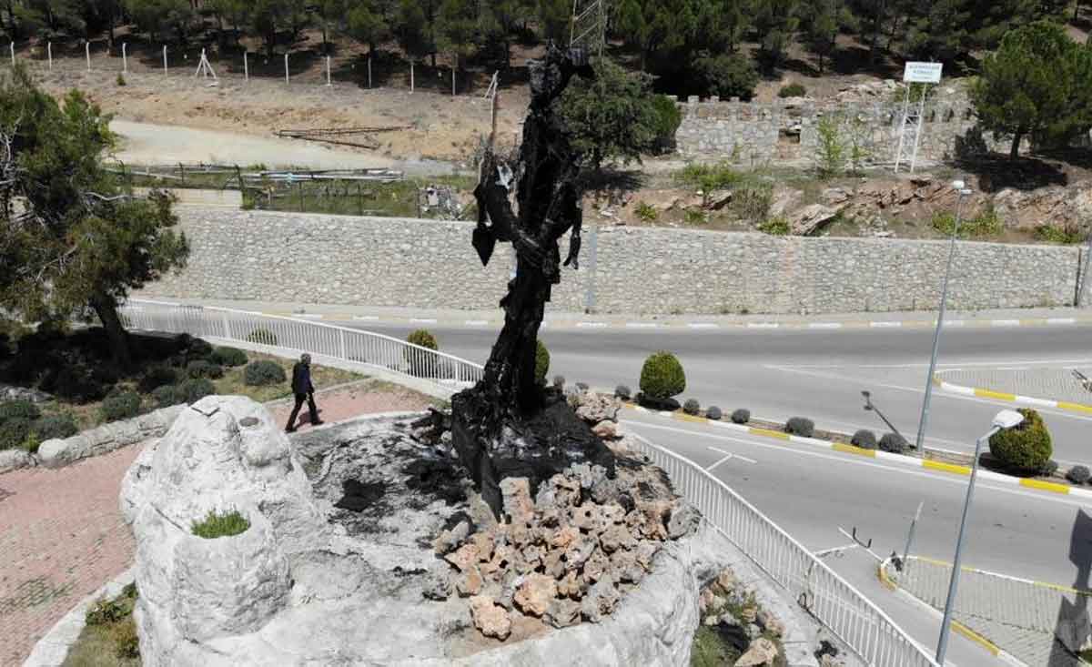 Denizlide Milli Mucadele Kahramaninin Heykelinin Nasil Yandigi Ortaya Cikti