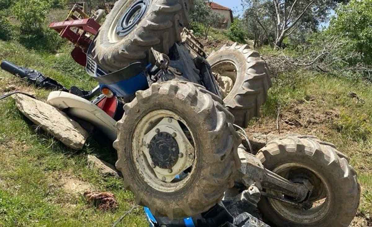 Manisada Devrilen Traktorun Altinda Kaldi