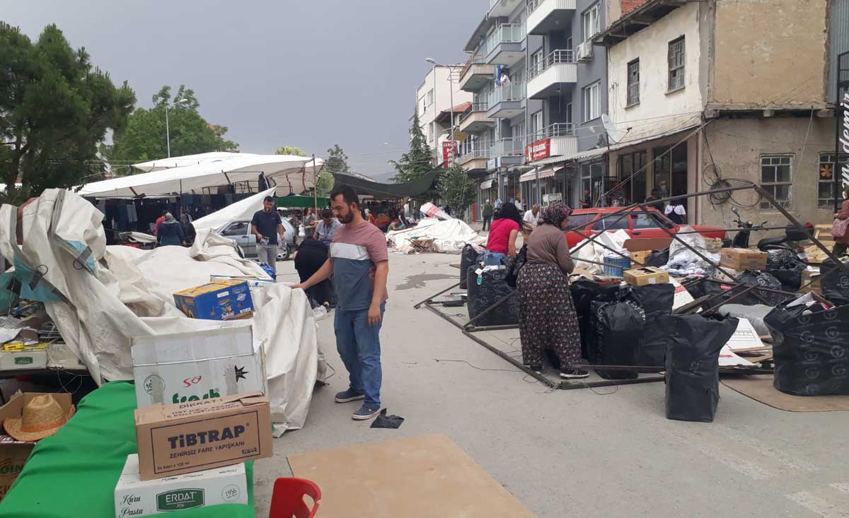 Denizli’de Fırtına Pazar Yerini Yıktı Geçti