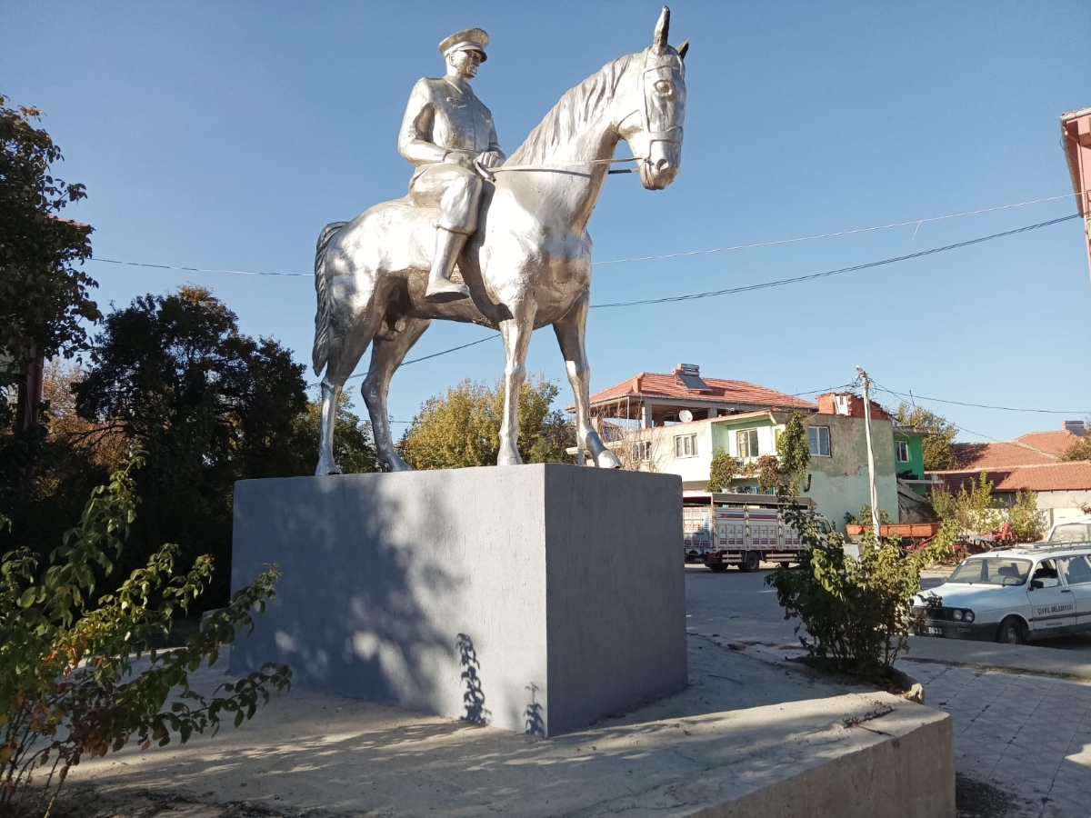 Büst Ve Anıt Çivril Yenilendi