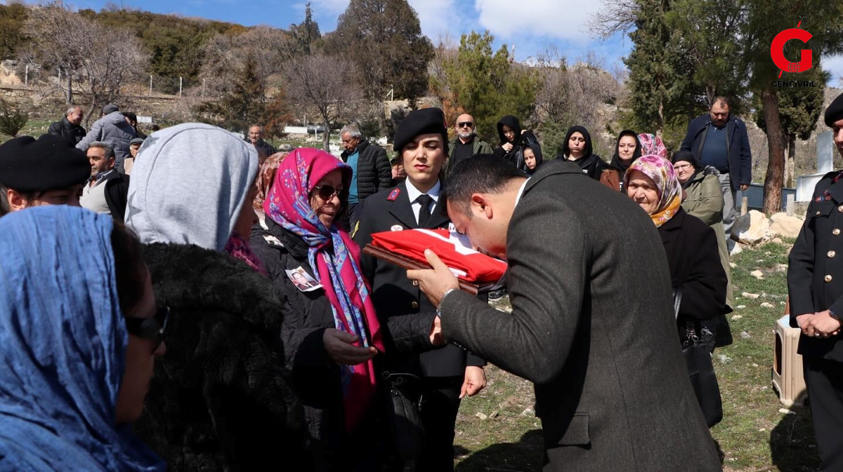 Emekli Astsubay Veli Akar Toprağa Verildi