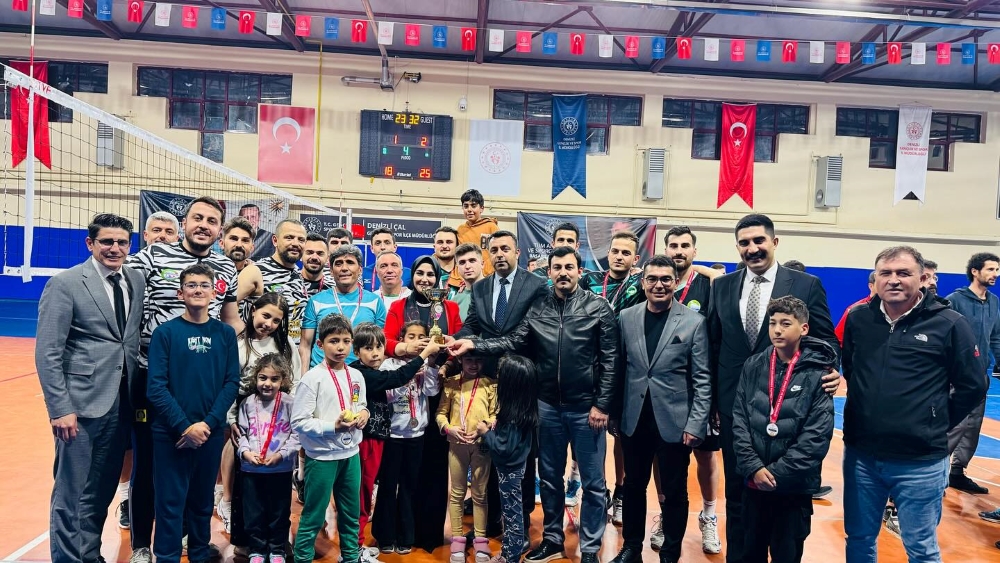 Voleybol Turnuvası Çivril Şampiyon