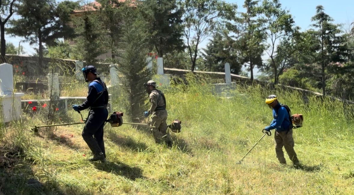 Çivril Mezarlık Temizlkileri Tamamlandı (2)