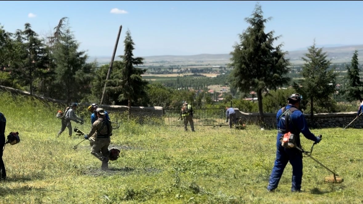Çivril Mezarlık Temizlkileri Tamamlandı (3)