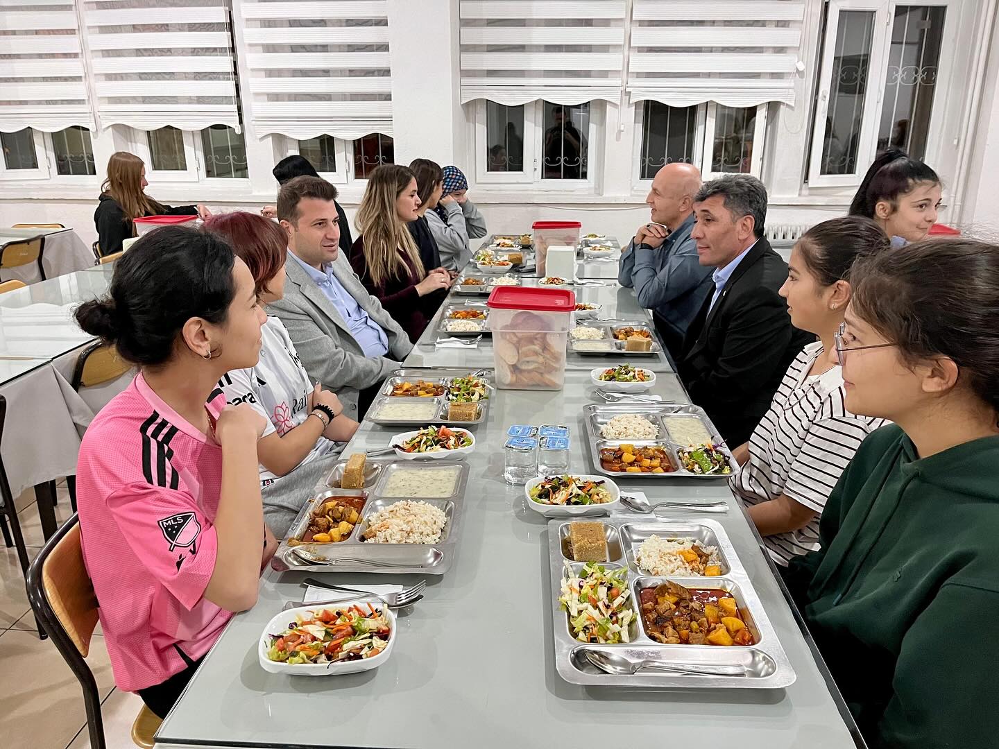 Kaymakam Öğrencilerle Yemek Sırası (1)
