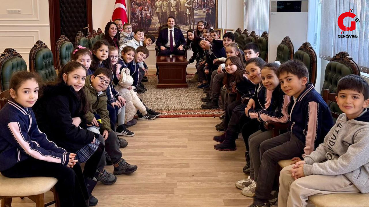 Rasime Kamer Ilkokulu Öğrencileri Kaymakam Fatih Cıdıroğlu Makamında2