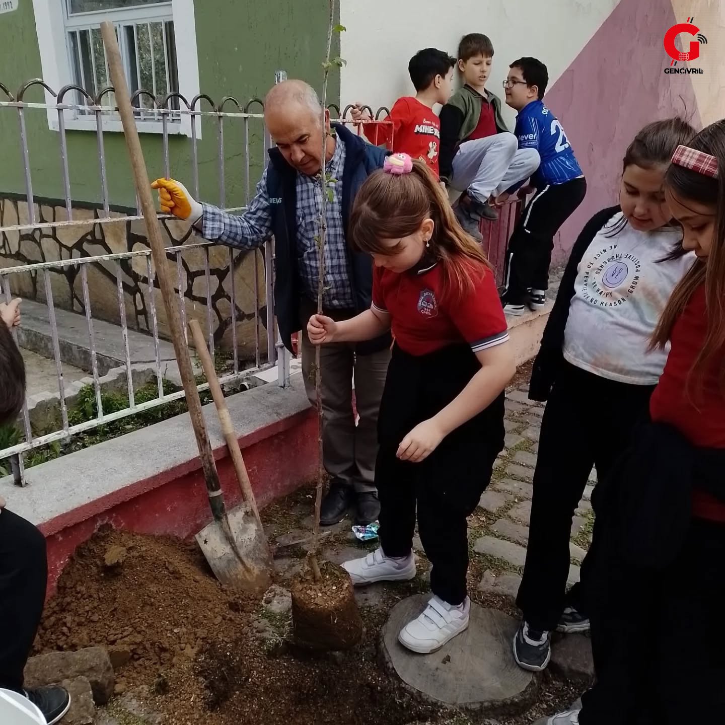 Ismail Özcan Yeşil Vatan Okul Bahçesine Ağaç Dikti (1)