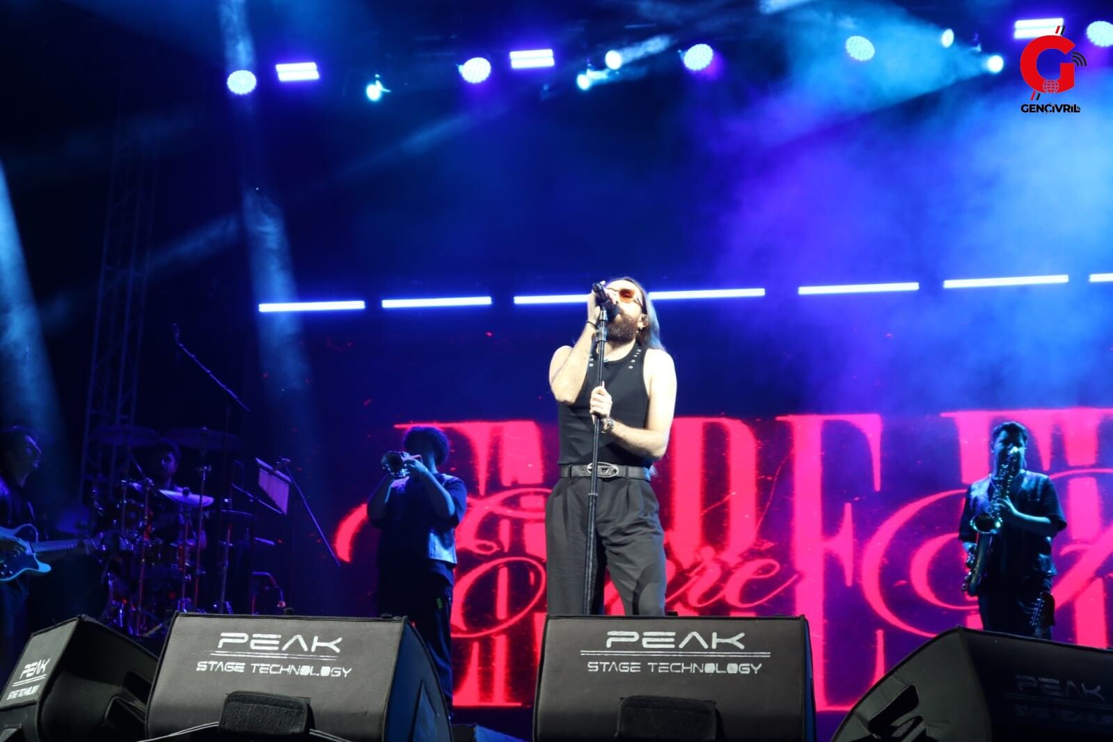 Emre Fel Çivril’i Coşturdu: Meydanlara Sığmayan Konser